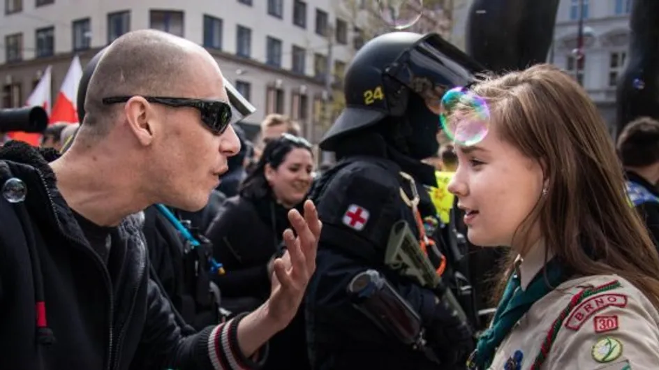 ¿Has visto la imagen viral de una pequeña scout plantándole cara a un neonazi?