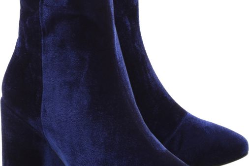 Bota de veludo azul Arezzo, R$359,90