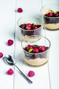 Arena de cacao, helado de avellana sin lactosa y frambuesas confitadas con albahaca