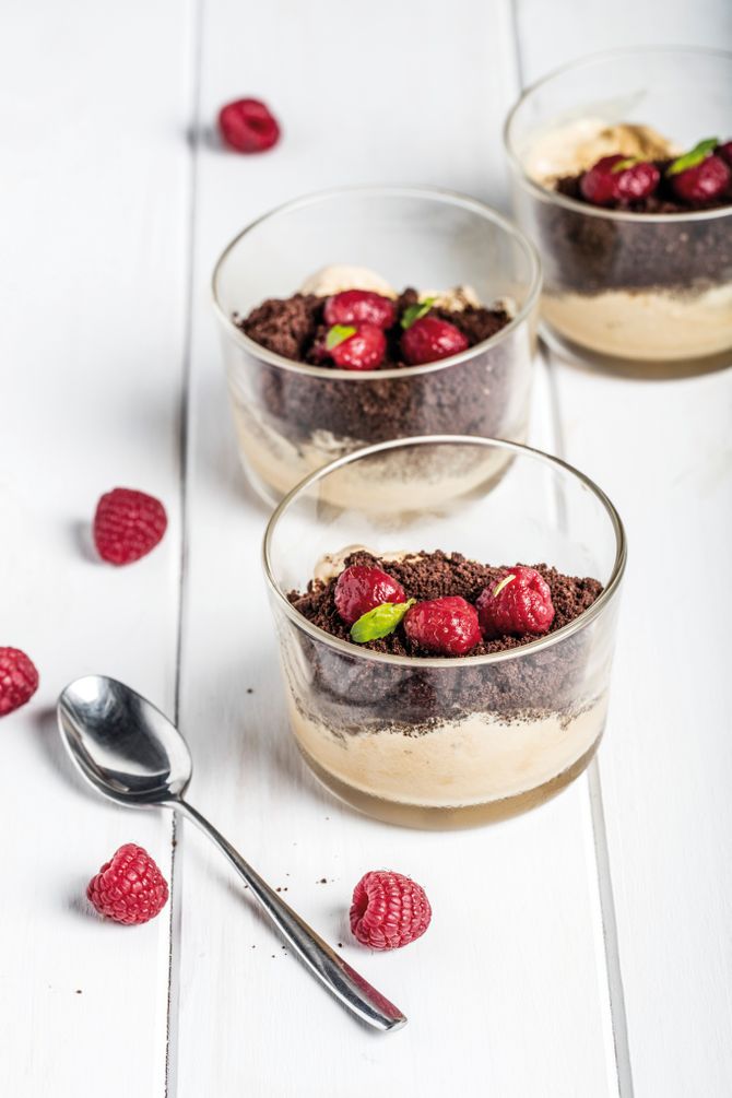 Arena de cacao, helado de avellana sin lactosa y frambuesas confitadas con albahaca
