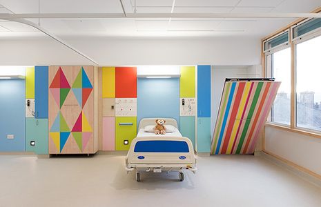 Quartos de hospital infantil na Inglaterra são transformados para alegrar crianças