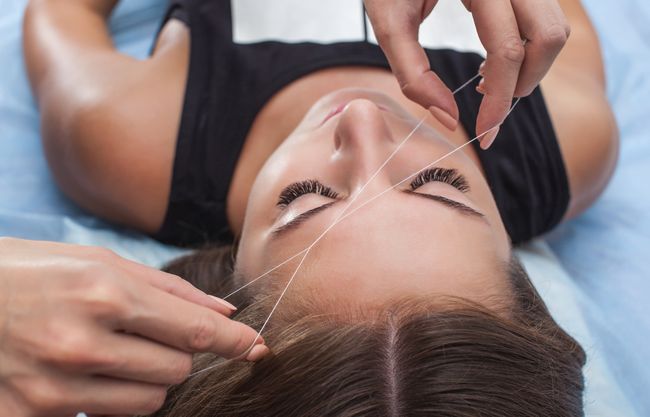 Epilation des sourcils au fil