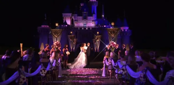 Disneyland Paris : vous pouvez désormais vous marier dans un carrosse de  princesse (Photos)