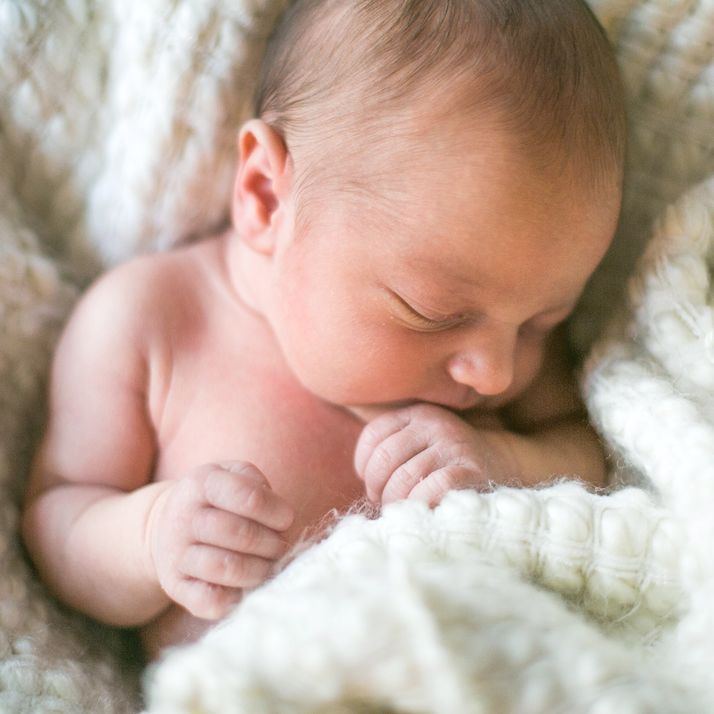 Bébé a 2 mois Taille, poids et éveil d