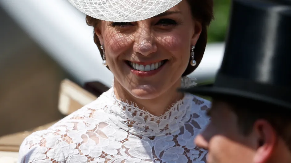 Kate Middleton, sa robe en dentelle transparente fait sensation (Photos)