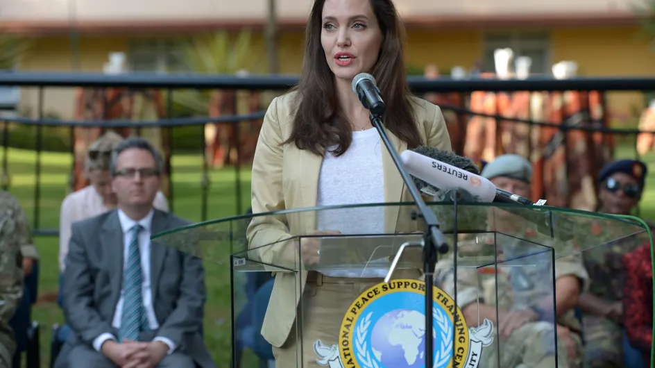 Angelina Jolie affiche bonne mine dans un tailleur beige chic et décontracté (Photos)