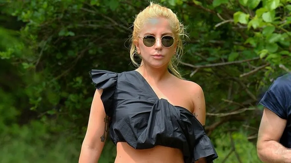 WTF ?! Lady Gaga part en randonnée en talons aiguilles et jupe longue (Photos)