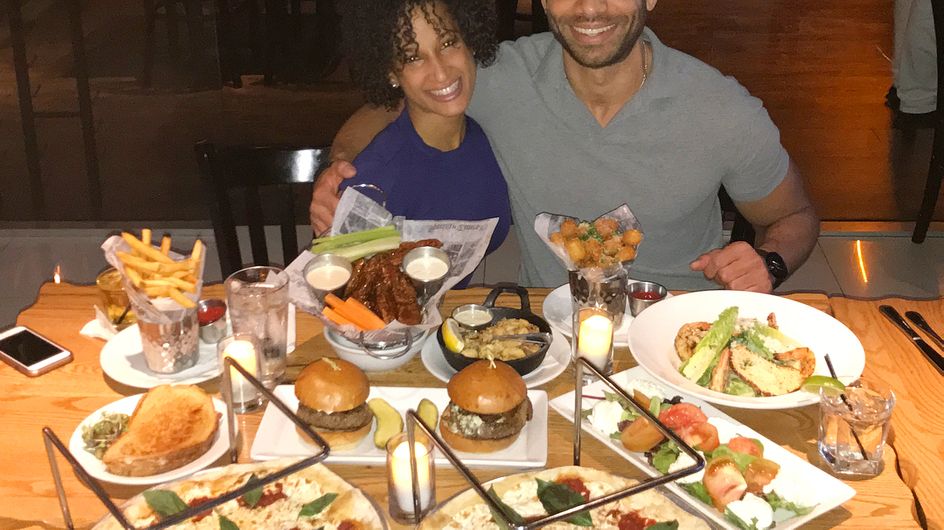 Un atracón al día: la supuesta dieta que sigue una pareja para estar en forma