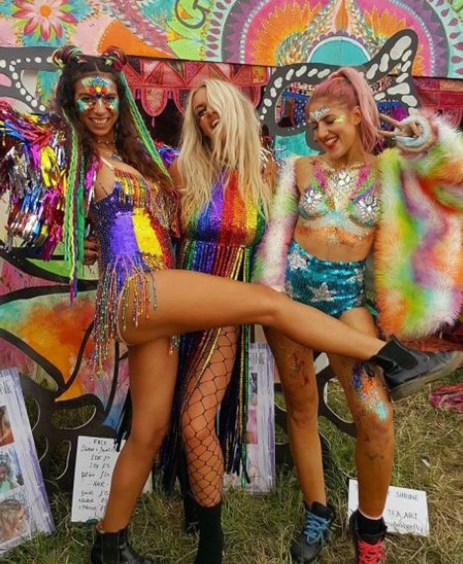 Glitzer-Brüste: der neueste Festival-Trend!