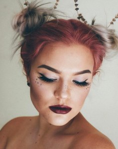 Space Buns mit bunten Haaren
