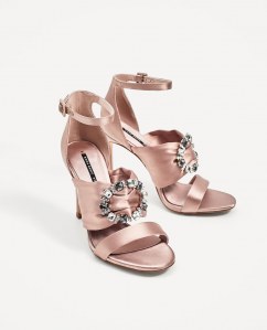 Satin-Sandaletten mit Strass von Zara