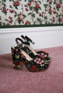 Die 70er-Schuhe dürfen gerne gemustert sein