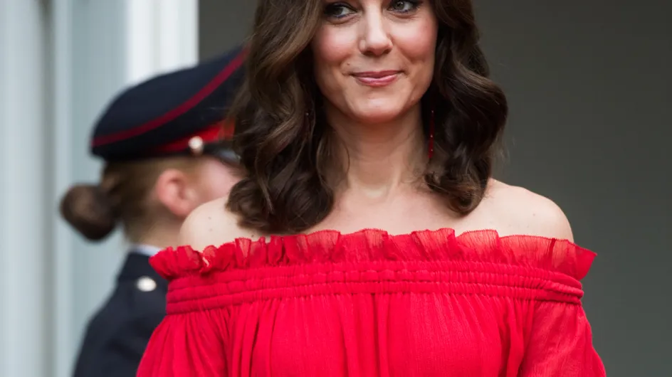 Kate Middleton, les épaules dénudées dans une somptueuse robe rouge (Photos)