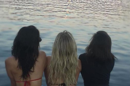 Nina Dobrev y sus amigas