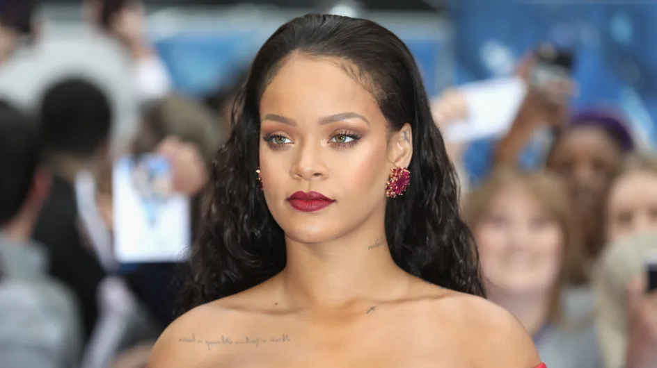 Sublime, Rihanna dévoile sa poitrine dans une longue robe rouge (Photos)