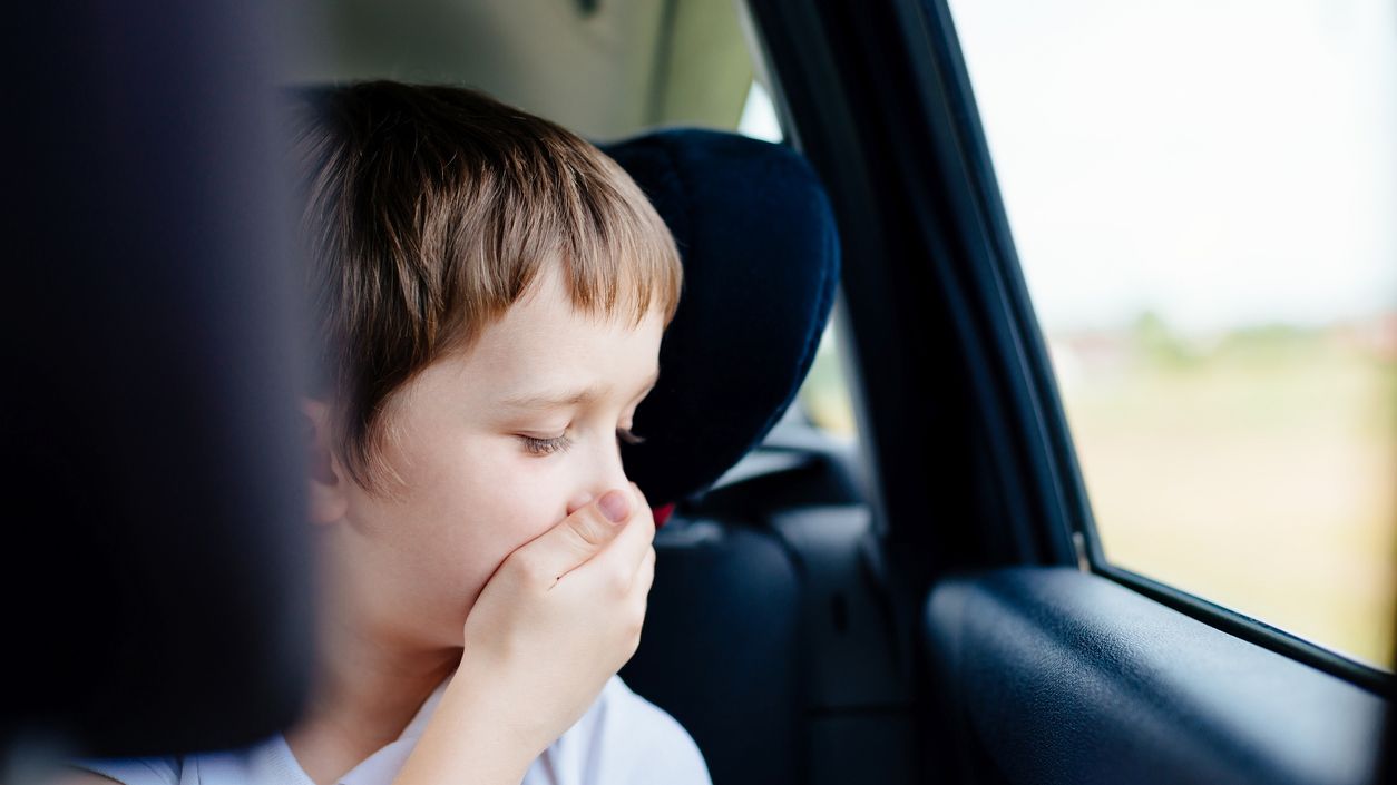 Bebe voiture malade face a larriere