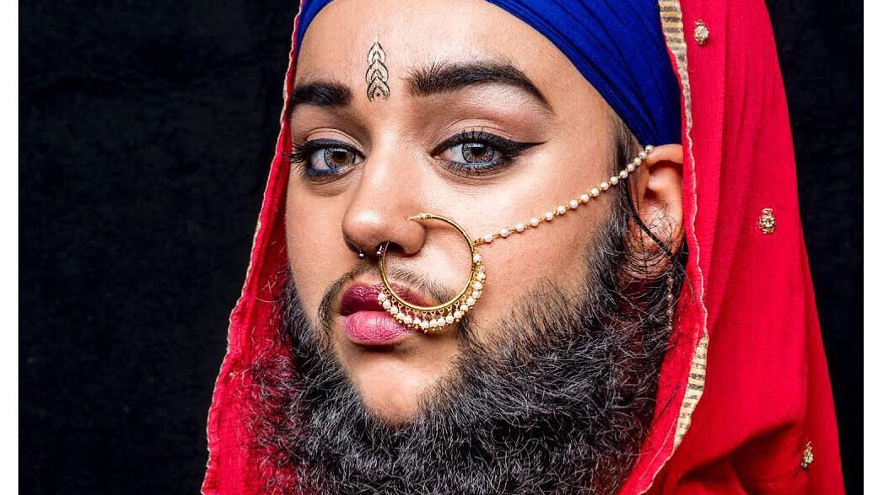 Insolite  Une femme à barbe pose pour des produits barbiers