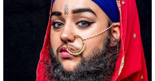 Insolite  Une femme à barbe pose pour des produits barbiers