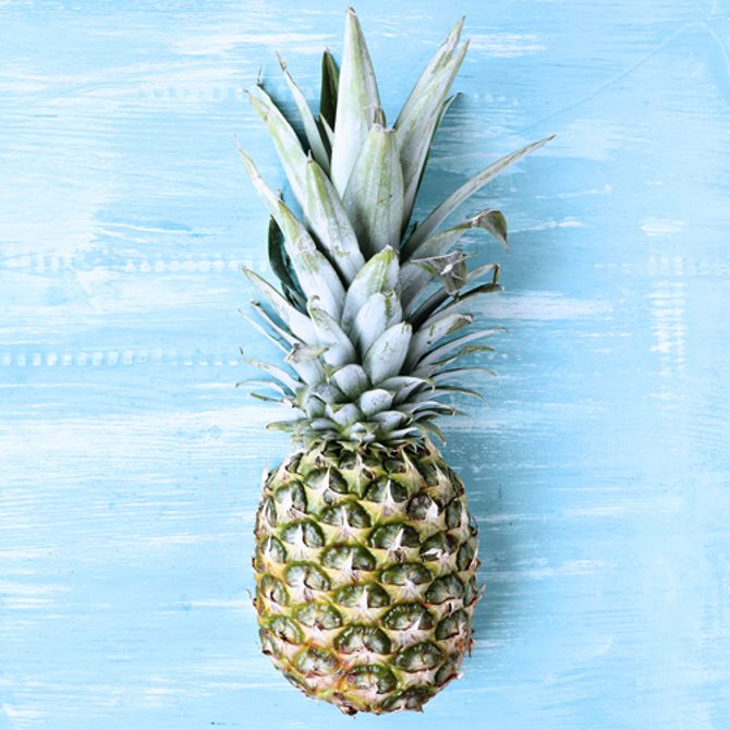 Das in Ananas enthaltene Enzym Bromelin soll beim Fett verbrennen helfen.