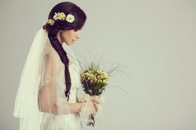 Une natte ou un chignon bas permettent d\u0027accrocher un long voile