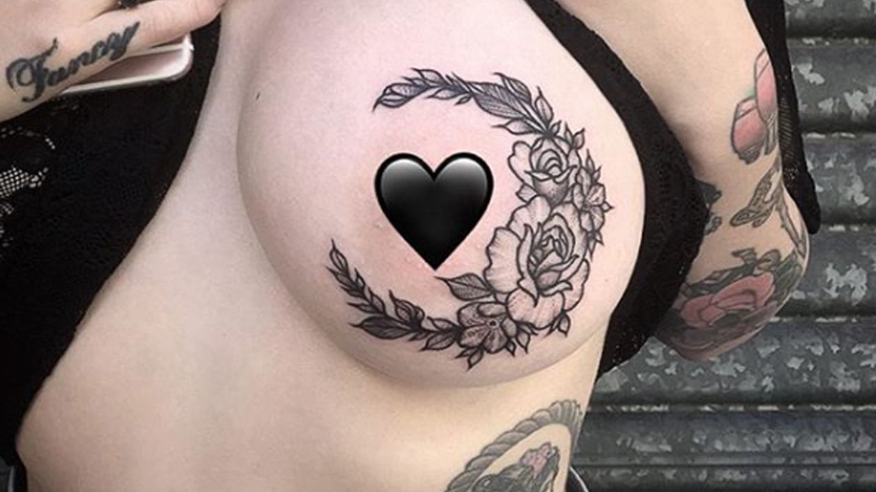 Tatuaje pequeño entre los senos