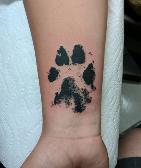 des tatouages d'empreintes de pattes de chiens - 2Tout2Rien  Patte de chien,  Tatouage patte de chien, Idées tatouage animaux