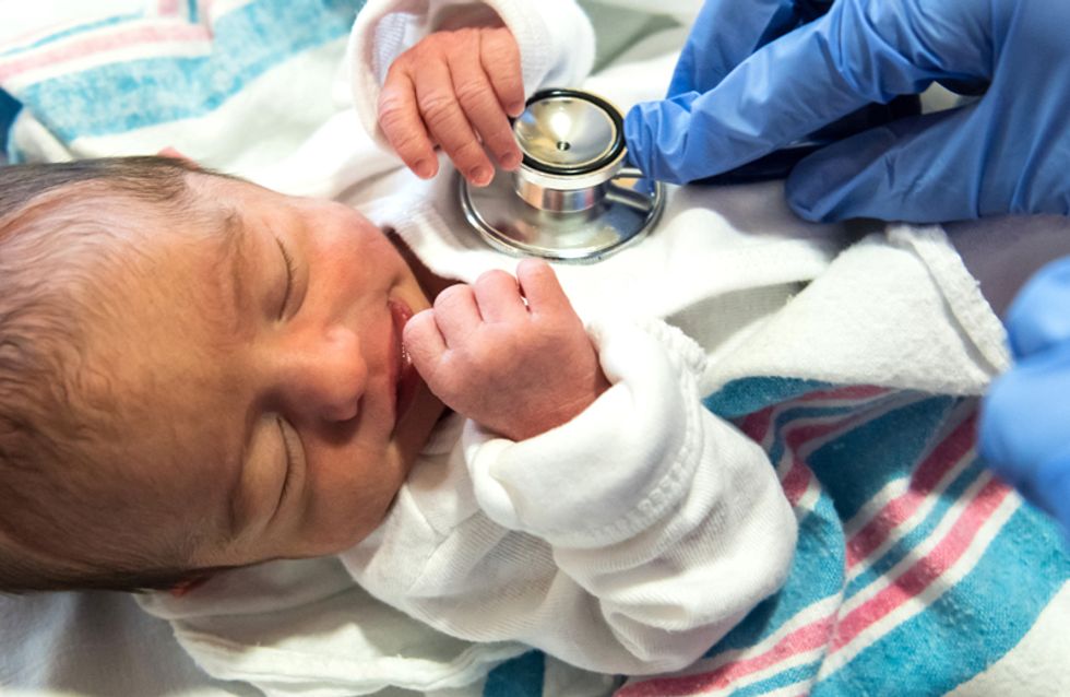Verstorende Aufnahmen Krankenschwestern Gehen Fahrlassig Mit Babys Um