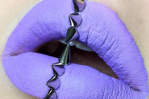 Maquillaje con tachuelas