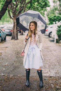 Gummistiefel verspielt kombiniert mit Streifenshirt, Rock und Trenchcoat