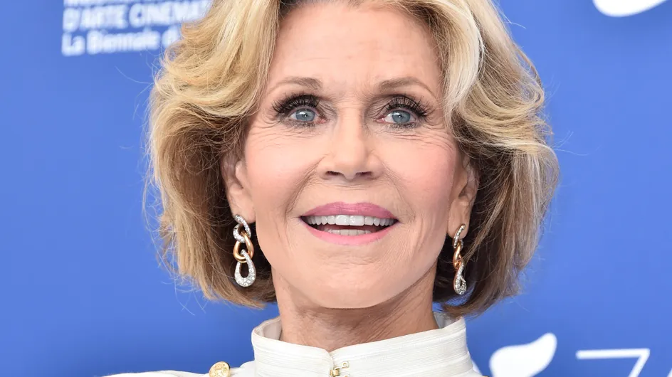 A presque 80 ans, Jane Fonda défile en robe tigresse pour L'Oréal Paris (Photos)