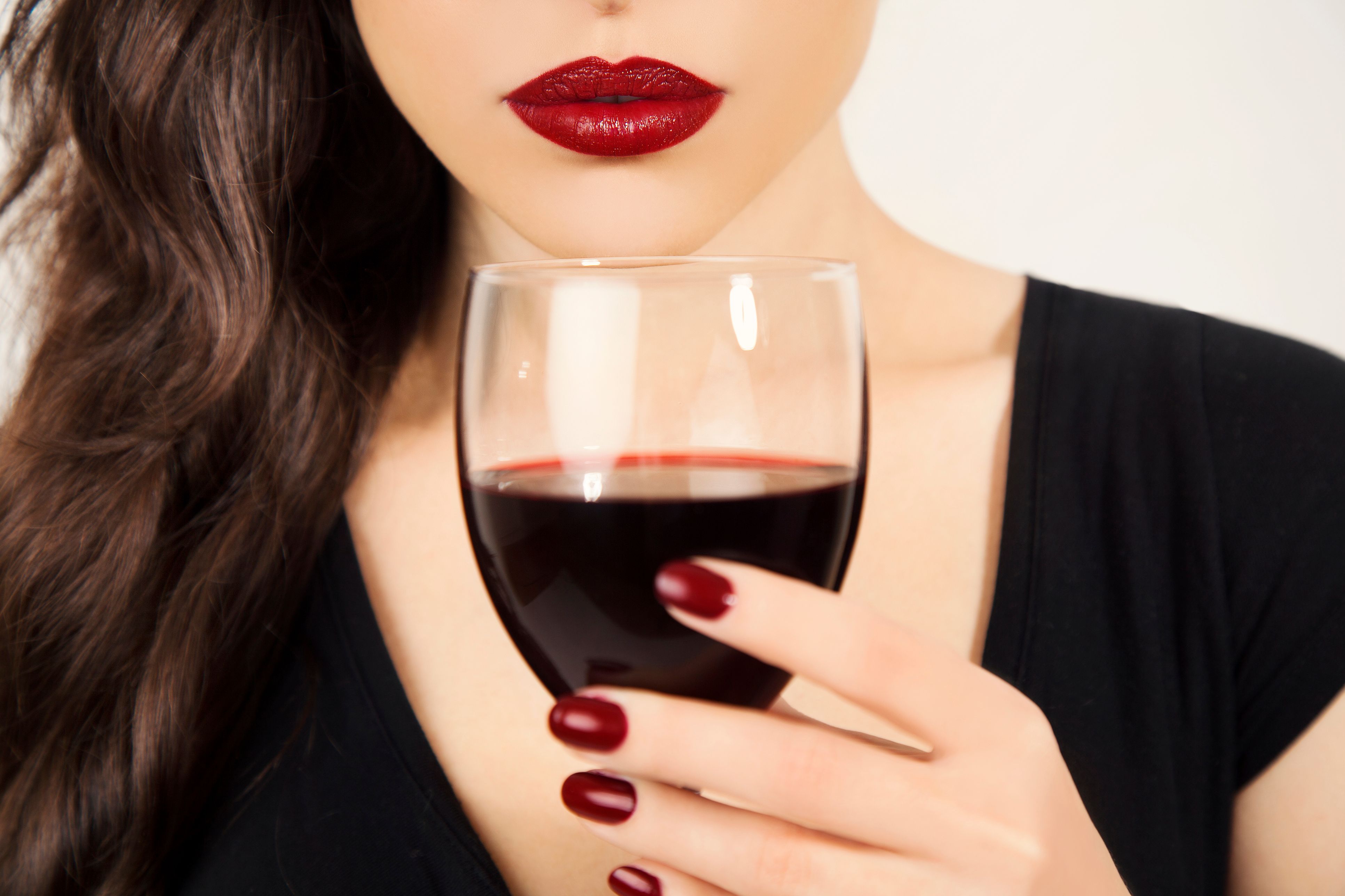 Нос вина красные вина. Женщина с бокалом. Девушка с вином. Женщина с бокалом вина. Девушка с бокалом вина.