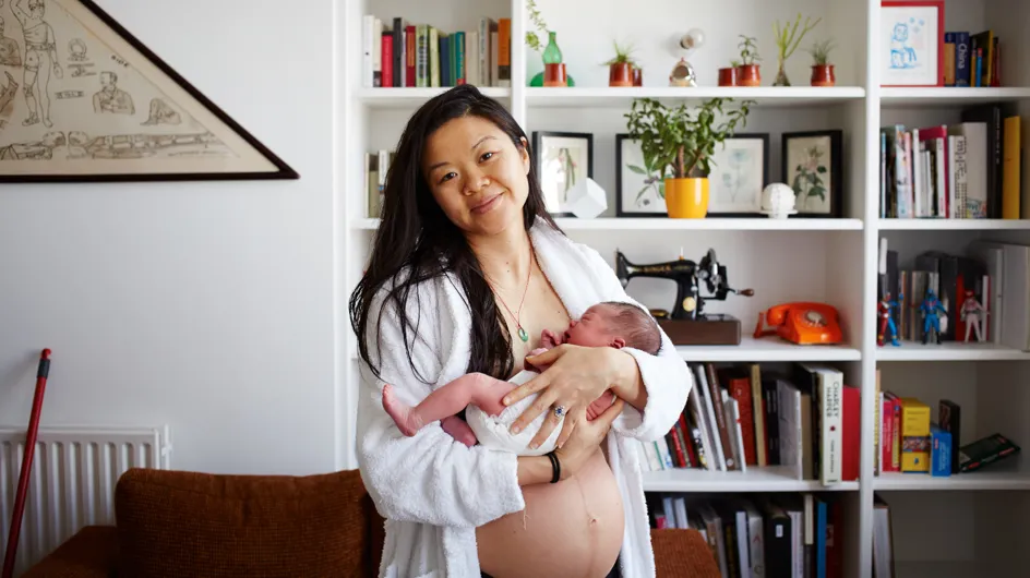 Esta artista fotografía a jóvenes mamás después del parto