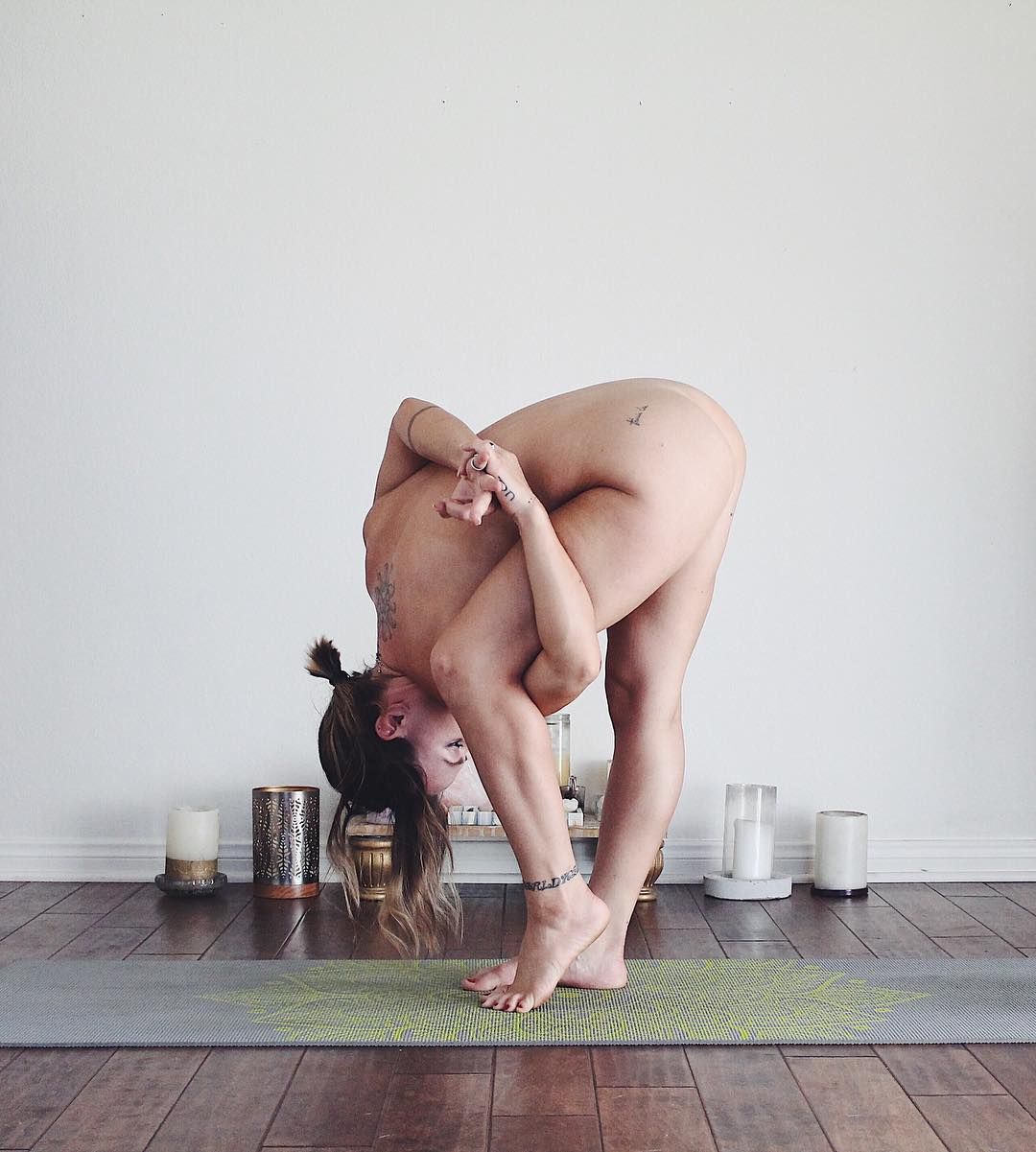 Yoga al desnudo, la última tendencia que arrasa en Instagram