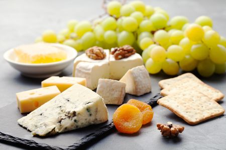 Alimentos que producen insomnio: queso