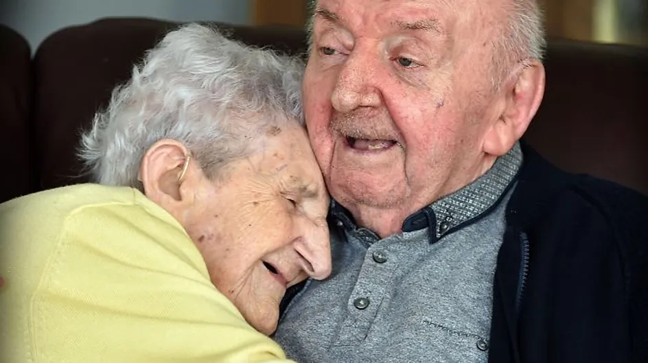Esta madre de 98 años se muda a una residencia para cuidar a su hijo de 80