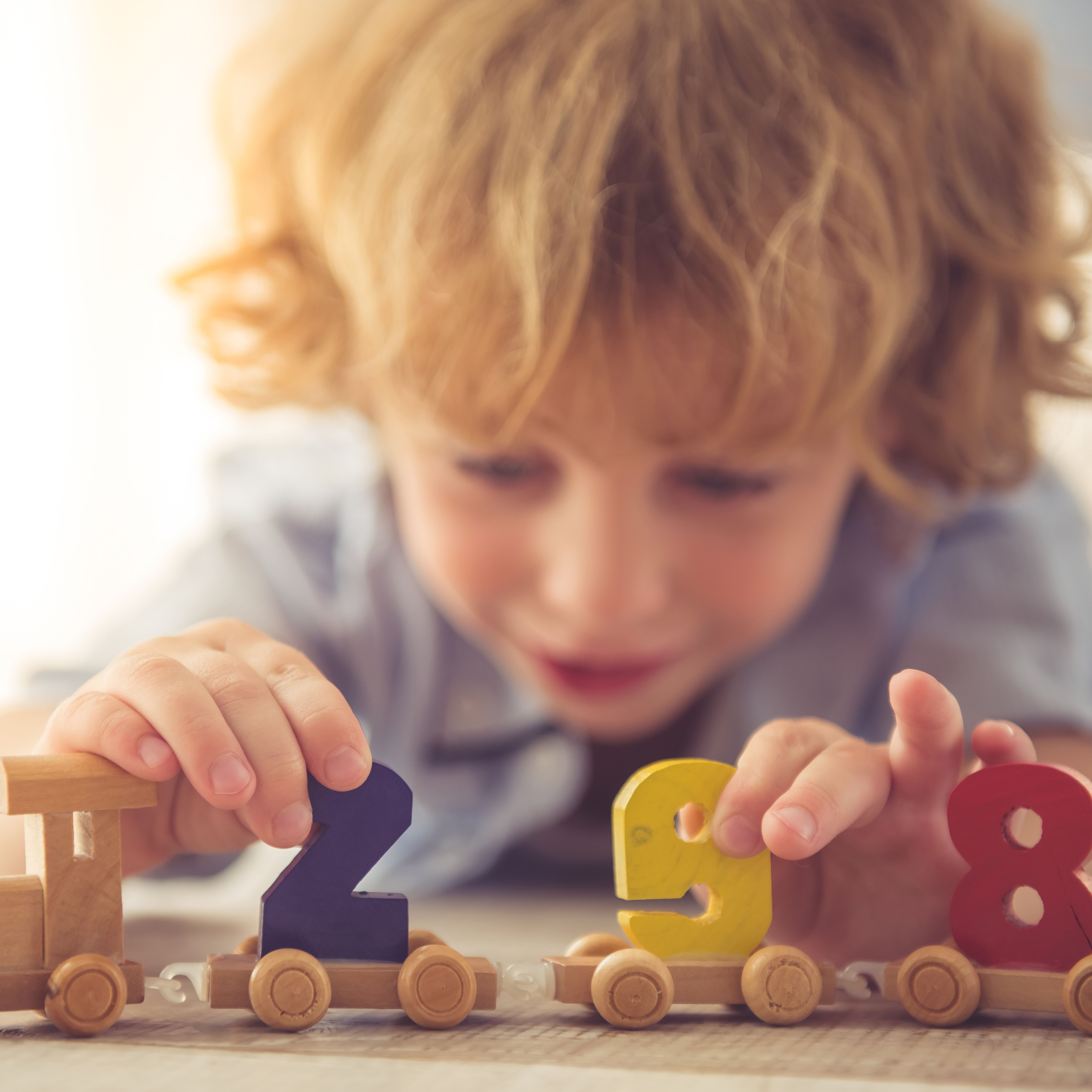 Enfant Concentré En Utilisant Des Menottes