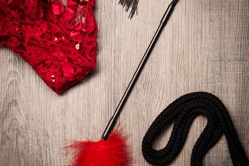 Federkitzler mit Gummipeitsche und Bondageseil