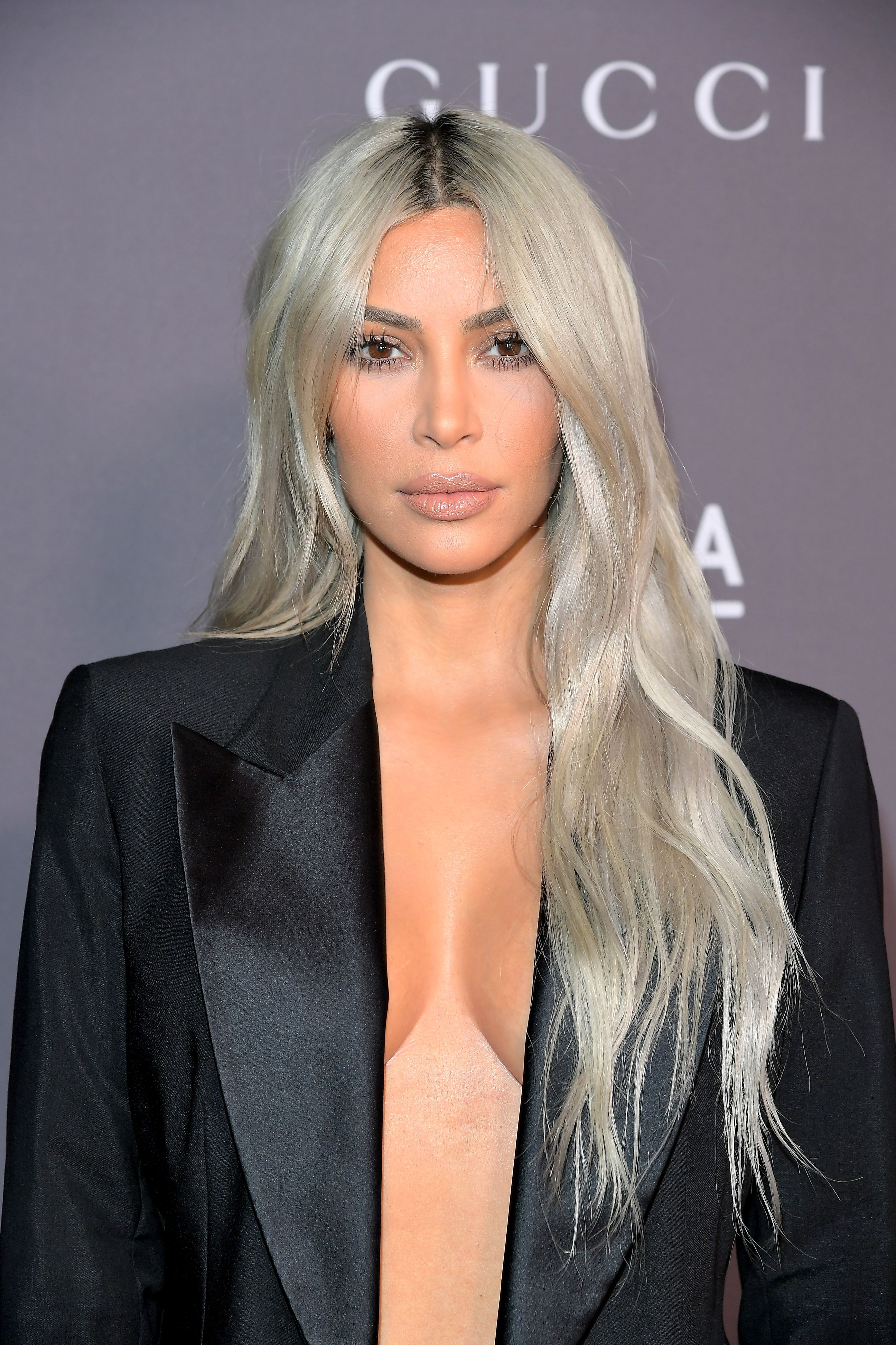 Kim Kardashian topless sous son blazer