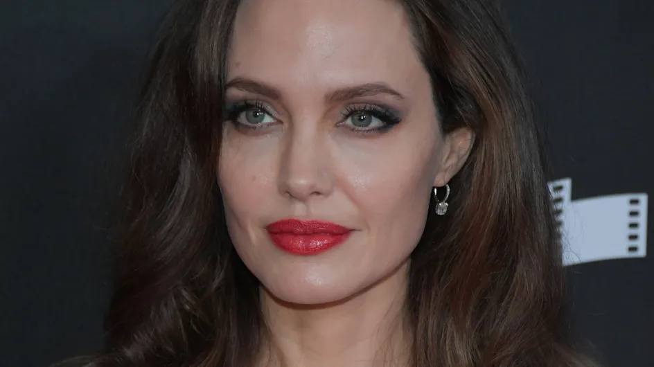 Angelina Jolie, chic et glamour dans une longue robe grise en satin (Photos)