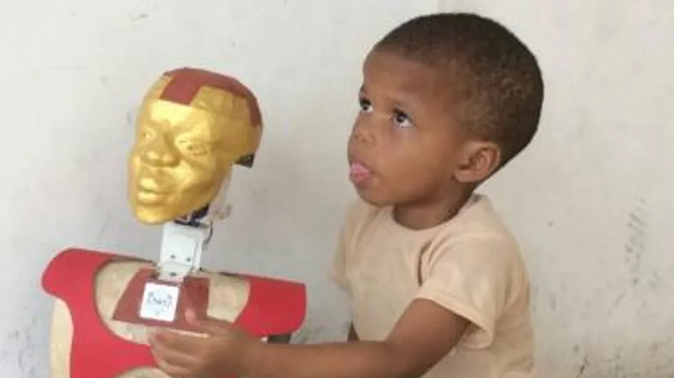 Il crée un robot intelligent pour son fils de 3 ans atteint de mutisme (photos)