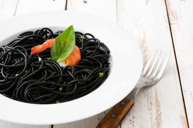 Receta de espaguetis negros con marisco al aceite de eneldo