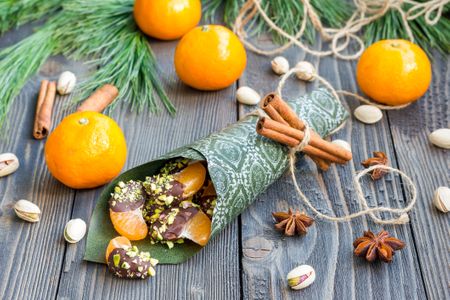 Recetas vegetarianas y veganas de Navidad: mandarinas con chocolate vegano y pistachos
