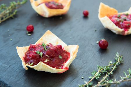 recetas vegetarianas y veganas de Navidad: mini tartaletas de mermelada de arándanos y queso vegano