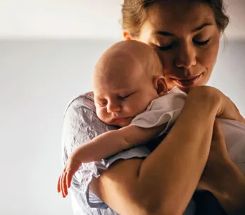 Alles über Babys Entwicklung: Das passiert im 2. Monat