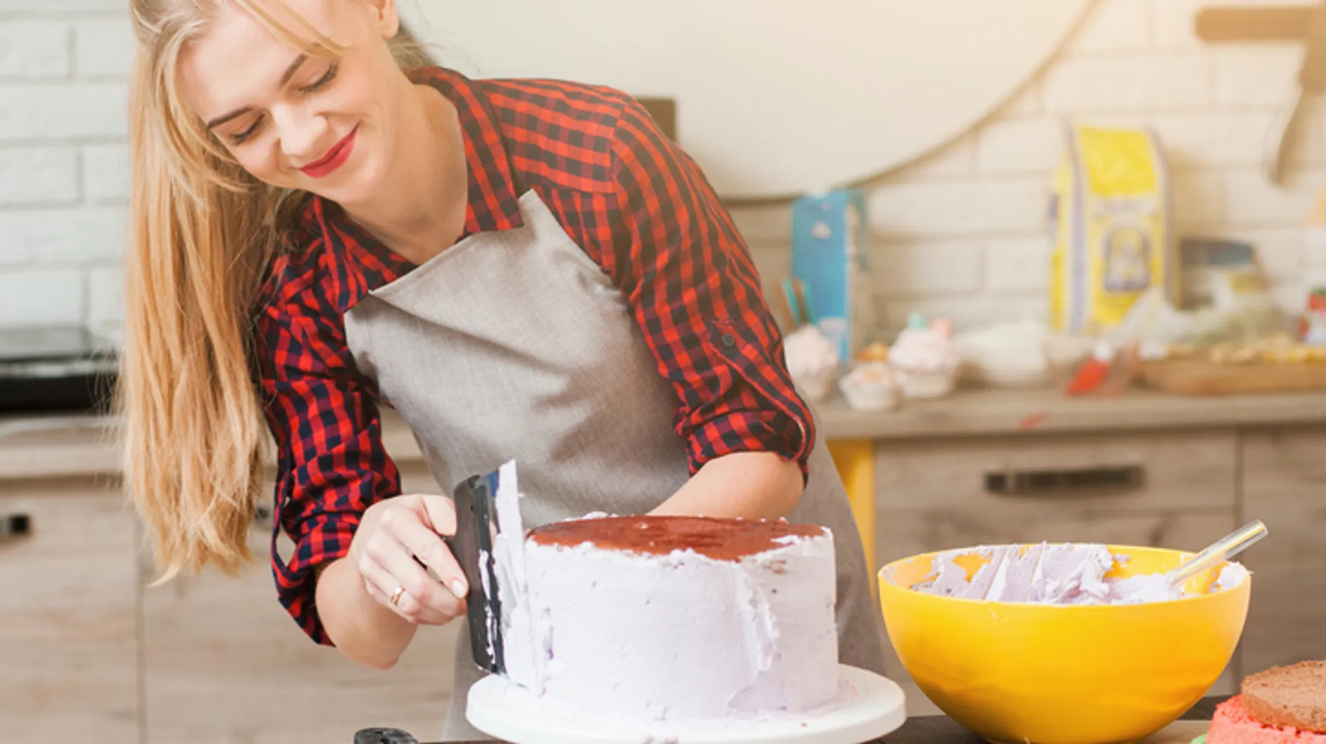 She is going to make a cake. Девушка готовит торт. Торт для женщины. Женщины готовят сладости. Девушка кондитер.