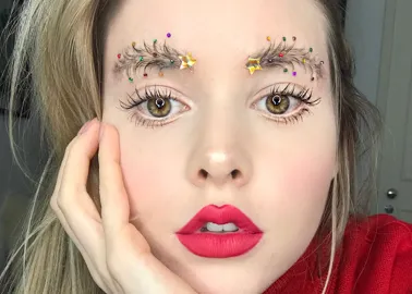 Maquillage de fêtes WTF : les sourcils sapins de Noël