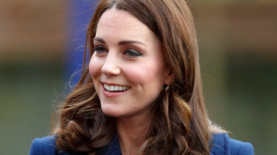 Kate Middleton, maman toujours plus élégante en total look bleu marine (Photos)