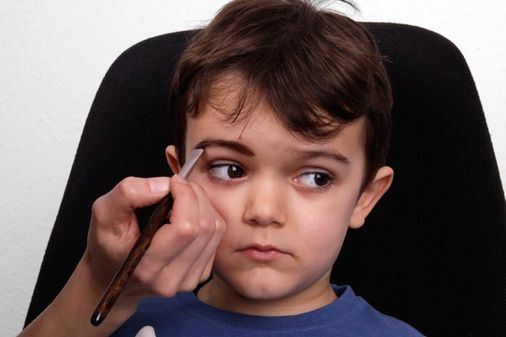 Pirat schminken: die Augenbrauen