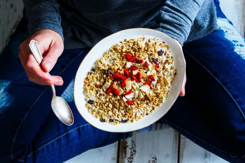 Magnesiumhaltige Lebensmittel: Vollkornprodukte, wie etwa Müsli liefern eine Menge Magnesium