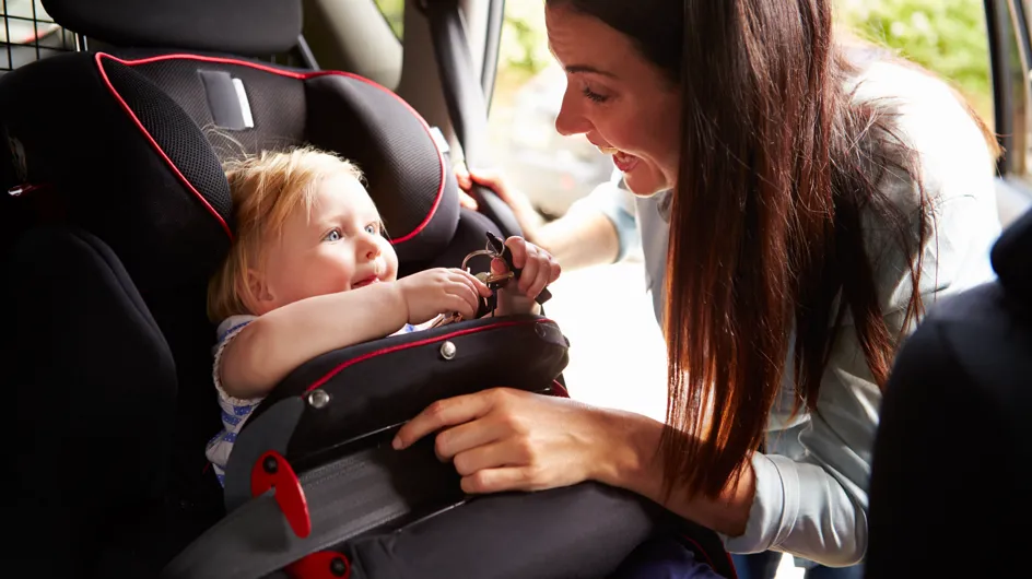 Le siège auto de son bébé prend feu, elle décide d'alerter les parents (Photos)
